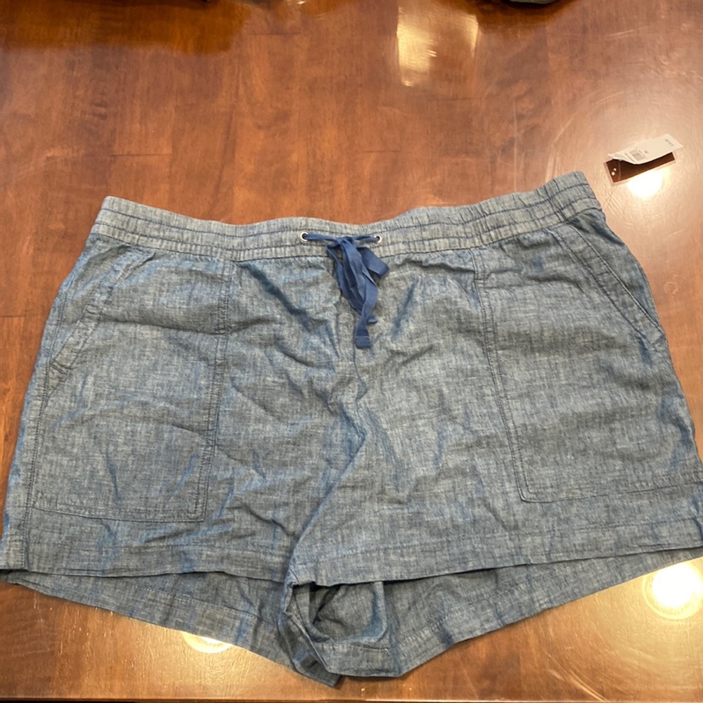 Brand New Gap Women’s pull on shorts in Chambray. Size XL